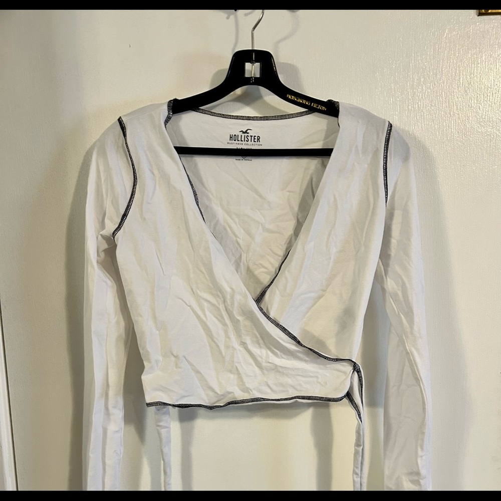 Hollister Must Have CollectionWhite with black trim wrap around baby tee. Size S